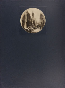 Helen MacAlister<br />
High Mass<br />
2002<br />
oil on canvas with lamination<br />
40 x 30 cm